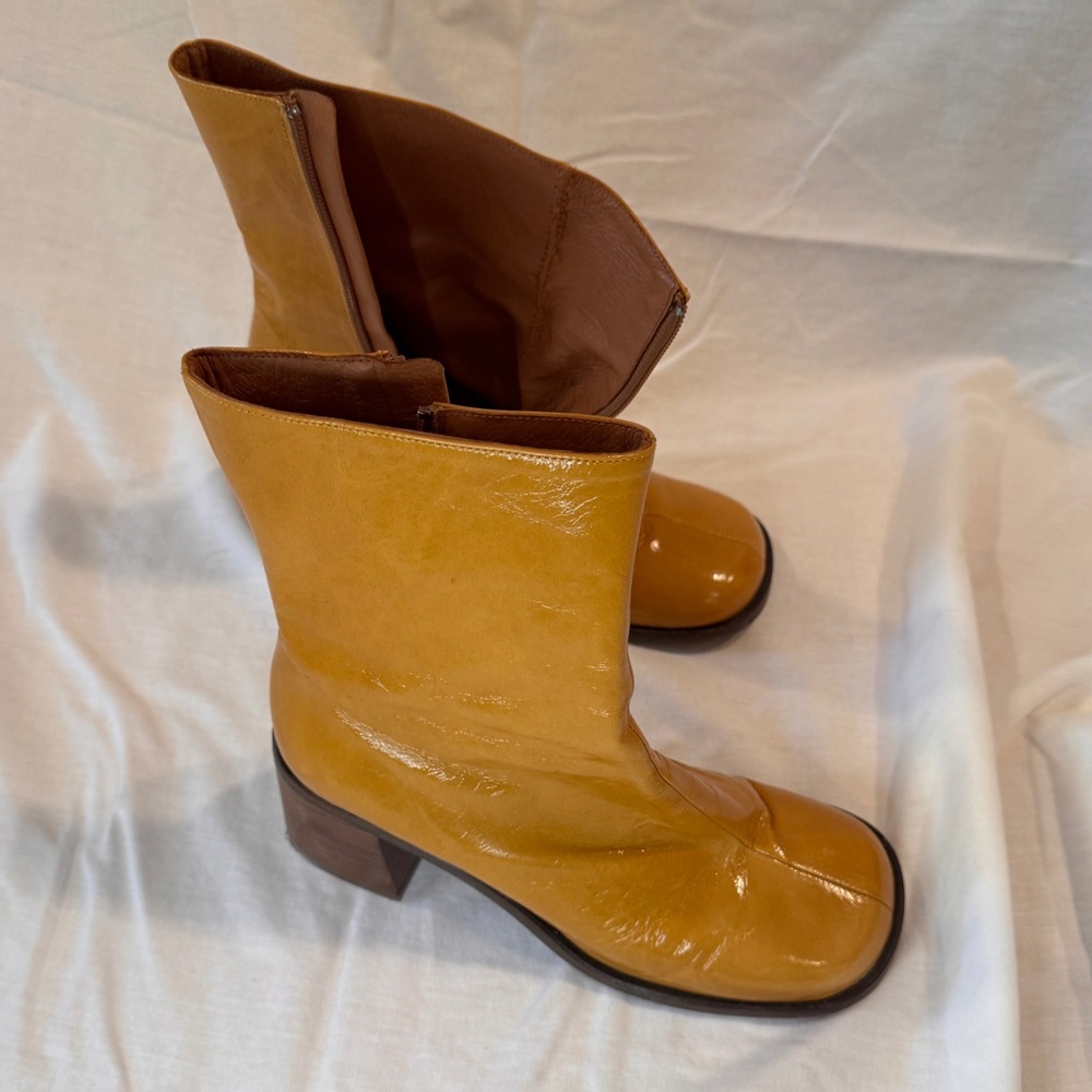 INTENTIONALLY BLANK Mall Boots, Color Cider, size 39